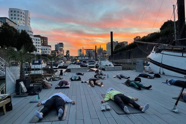 Abendstimmung beim Outdoor Yoga mit Rundum Yoga im My Oasis Club im Düsseldorfer Hafen