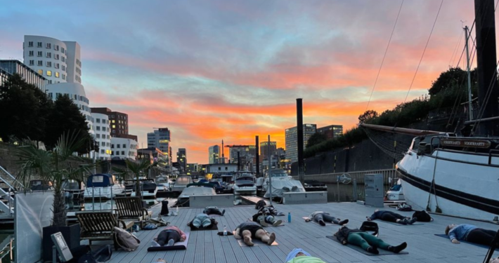 Outdoor Yoga im My Oasis Club mit Rundum Yoga im Duesseldorfer Hafen