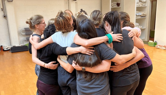Gruppenumarmung RYS 200h Multistyle Yogalehrer Ausbildung