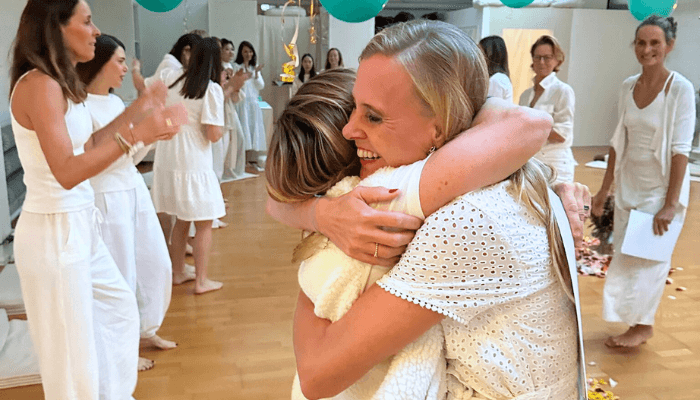 Zertifitkatsübergabe bei der RYS 200h Multistyle Yogalehrer Ausbildung 2024