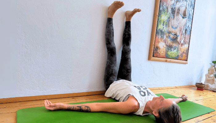 Viparita Karani mit Beinen an der Wand